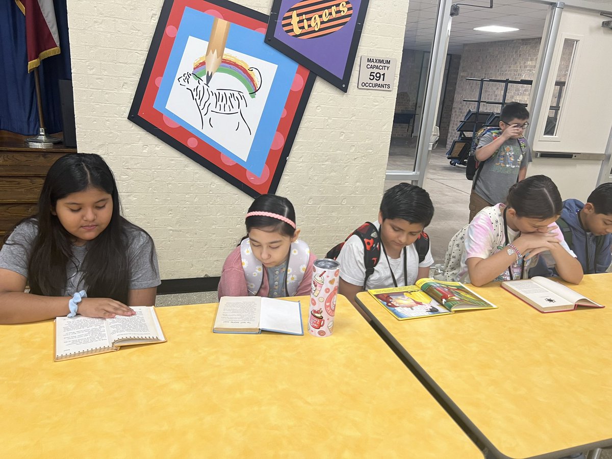TigersLMCAldine's tweet photo. Way to go 5th Grade!!! Students took out their Library books this morning and independently read before class started!!! #ReadersAreLeaders #Monday #CaughtReading #ReadersROAR #MissionAccepted #AldineImpact @Thompson_Aldine @aldinelibraries @maty_orozco https://t.co/0bAxMtrfl4
