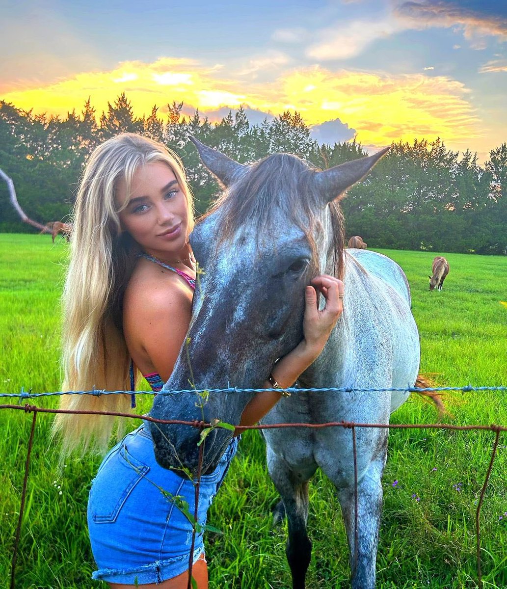 where I belong 🖤
•
•
•
#girlswhoride #horseback #countrygirl