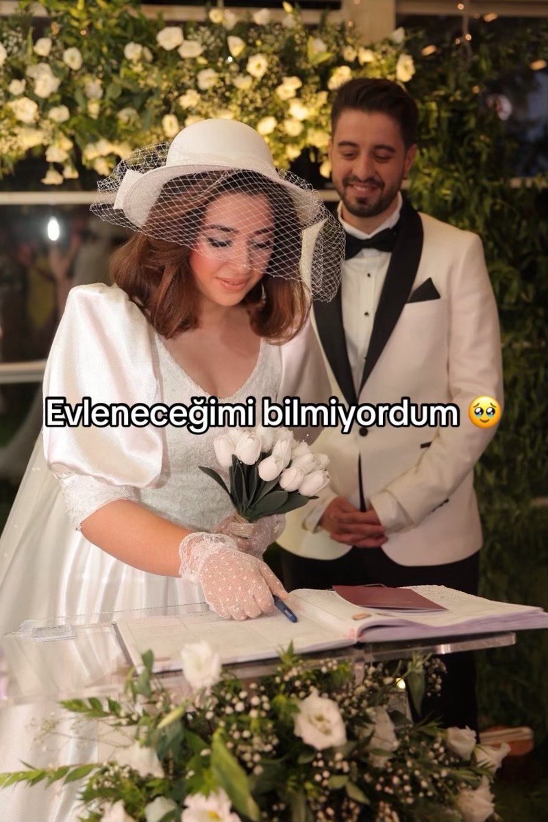 msinemeker's tweet photo. 2022 de tanıştığımız sandığım eşim, 2021 de mezuniyetimde çekilen fotoğrafta tam arkamda olan eşim 🥹 https://t.co/peiPnMZBQ7