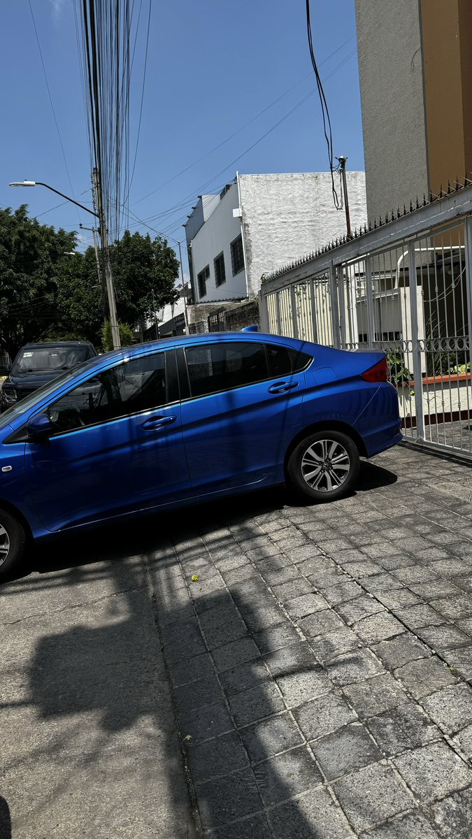 Hola <a href="/Trafico_ZMG/">TráficoZMGuadalajara</a> ¿dónde podemos reportar esto? Invadiendo banqueta, ya van varias veces y no dejan pasar. ¿Se les puede multar?