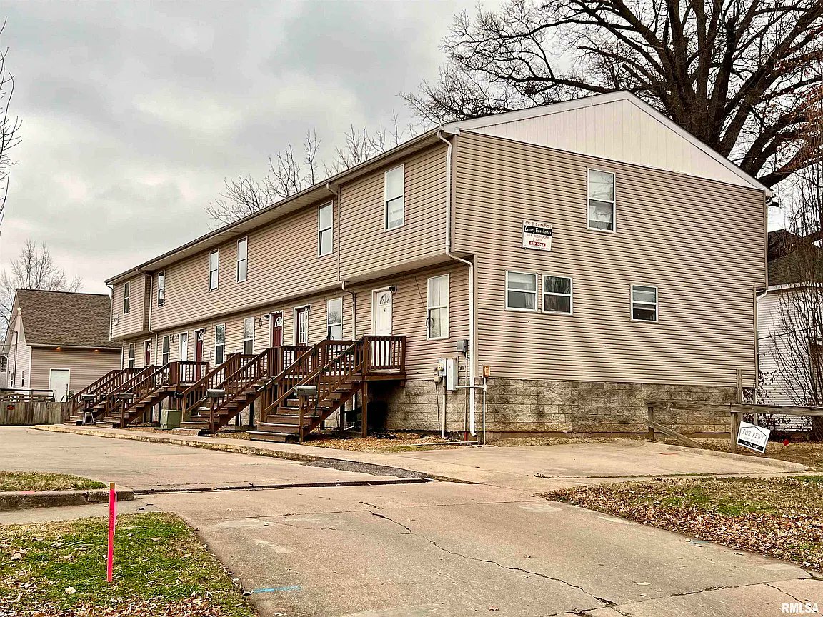 translifechange's tweet photo. Our fundraiser is for $1,000,000. $175,000 could buy this 14 bd,8 ba, 8,629 sqft. building in Carbondale, IL. This includes meals, utilities, transportation to doctor's appointments, along with male to female classes for 1 year.  https://t.co/RRCk3mJzmU https://t.co/7Ky1DJBHYr https://t.co/sRnIpDUFOg