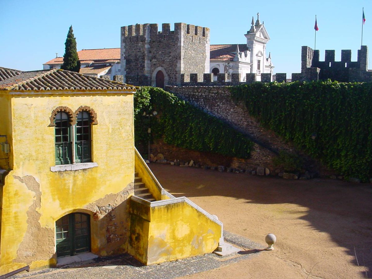 alentejo_1970's tweet image. O castelo foi construído por Dom Dinis onde outrora existia uma fortaleza romana em ruínas. A grande atração deste castelo é a magnífica torre de menagem do século XV, com 40 m de altura. É considerada a mais alta da Península Ibérica.