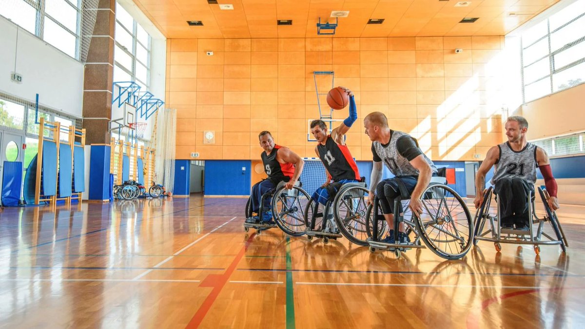 UWaterloo's tweet photo. #UWaterloo's Dr. Devon Frayne from @UWaterlooKHS  is helping wheelchair basketball players maximize their performance through innovative research and customized equipment. ♿️🏀

Full Story: https://t.co/N93dct7ap1 | #UWaterloo #Paris2024 https://t.co/tGvf9QnqPI