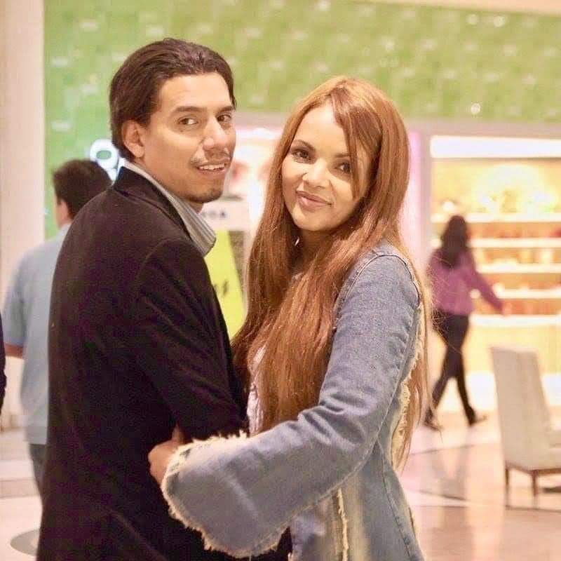 O marido de flordelis era filho adotivo dela, ele também foi genro pois namorou a filha biológica dela, que no caso era sua irmã após o casamento ele passou a ser padrasto da irmã e ex-namorado virou marido de sua mãe e padrasto de si e ex genro da mesm

Segue o fio