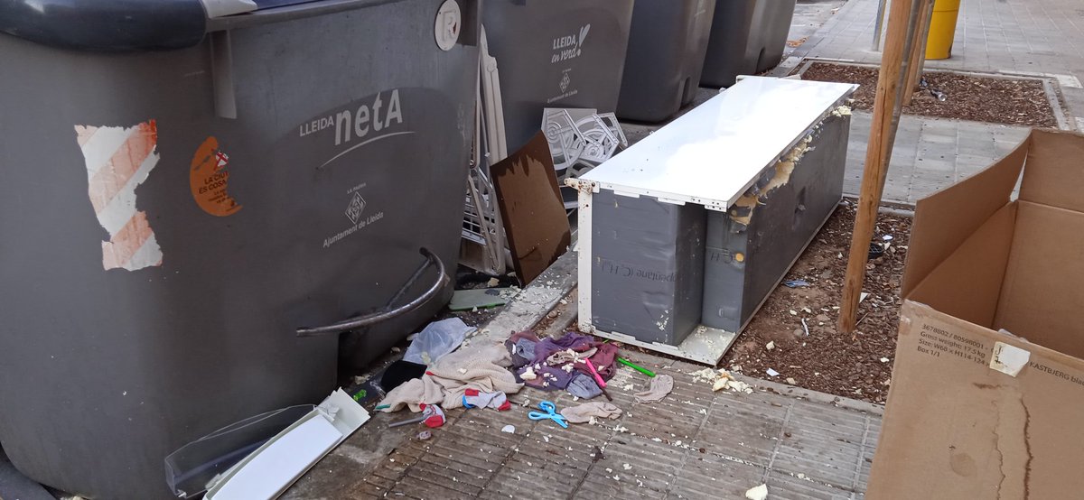 maneltec's tweet photo. #HolaLleida_CAT 🤗
Dels meus habituals 
#CaminantPerLleida...
#PlaçaDelTreball_3
Vagi x on Vagis fa pena.
#EscocellsDeMerda i contenidors incompatibles 
#ComparteixLleida
@lleida_news @laveudelleida
#Lleidabruta #LleidaFaPena
@LleidaB @amicsdelalletja
@lleidaenverd  @paerialleida https://t.co/erFaWBP2l9
