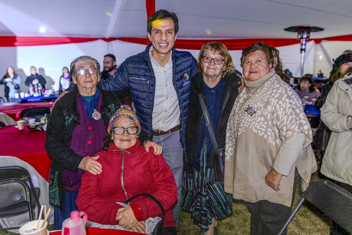 luisastudillop's tweet photo. 🥰 ¡Buen lunes a todos los vecinos y vecinas de Pedro Aguirre Cerda! 🫶🏼 Damos inicio a la última semana de agosto con mucha alegría, recordando lo que fue el Malón de Personas Mayores: Disfrutemos Agosto. 

En el Estadio La Marina, tuvimos un evento muy bonito para celebrar a las personas mayores de la comuna y así fomentar el envejecimiento activo. ¡Bailamos y cantamos durante horas! 🙌 La pasamos súper bien. Muchas gracias a quienes nos acompañaron.