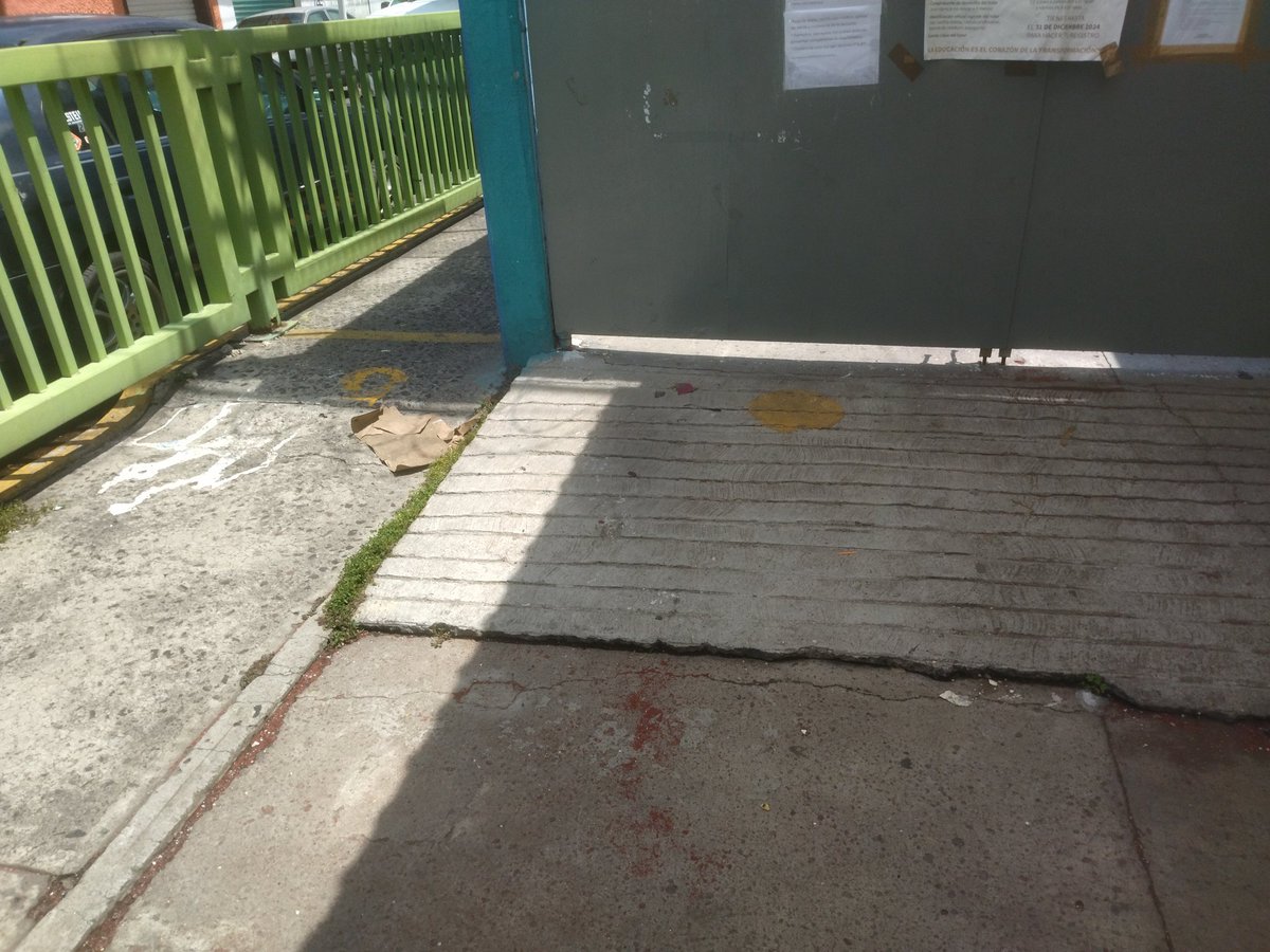 irisrufinolope5's tweet photo. @lopezobrador_ Así reciben a los niños en el primer día de clases en la alcaldía Iztapalapa, primaria Jesus Narváez Galeano, heces, moscas, olor horrendo, basura. https://t.co/c1XDfVlFPU