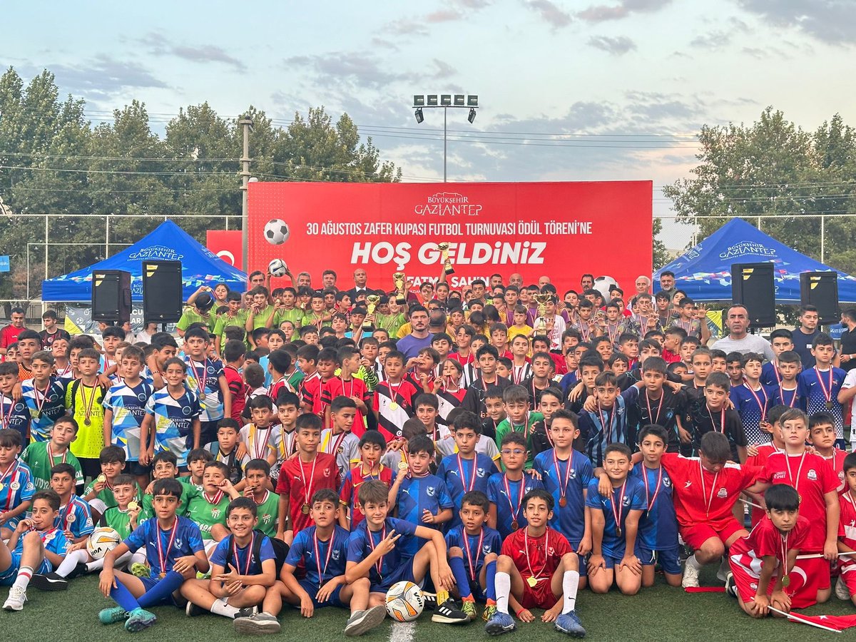 30 Ağustos Zafer Turnuvası'nda genç sporcularımızın ödül törenine katıldık. Azimleri ve başarılarıyla bizleri gururlandırdılar. Geleceğin şampiyonlarına Gaziantep Büyükşehir Belediyesi olarak destek olmaya devam edeceğiz! 🇹🇷 #30AğustosZaferi #GençSporcular
<a href="/FatmaSahin/">Fatma Şahin</a>