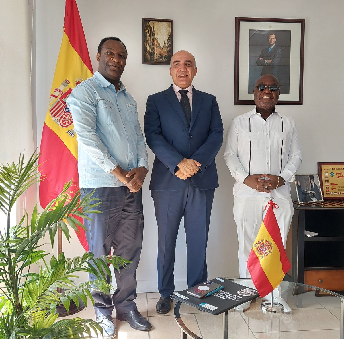 Le Directeur Général de <a href="/semanahaiti/">Semanah</a>, Eric Prevost Jr, a rencontré aujourd'hui l'Ambassadeur d'Espagne, Marco Peñín. Cette réunion s'est avérée très positive, abordant des sujets tels que la coopération, l'apprentissage de l'espagnol, et la sécurité maritime.

<a href="/EmbEspHaiti/">Embajada de España en Haití / Ambassade d'Espagne</a> 🇪🇦🤝🇭🇹