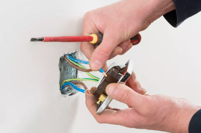 tecyyc's tweet image. Need to know how to fix common electrical outlets? Check this out: bit.ly/36hANsJ #electricaloutlets #electrician