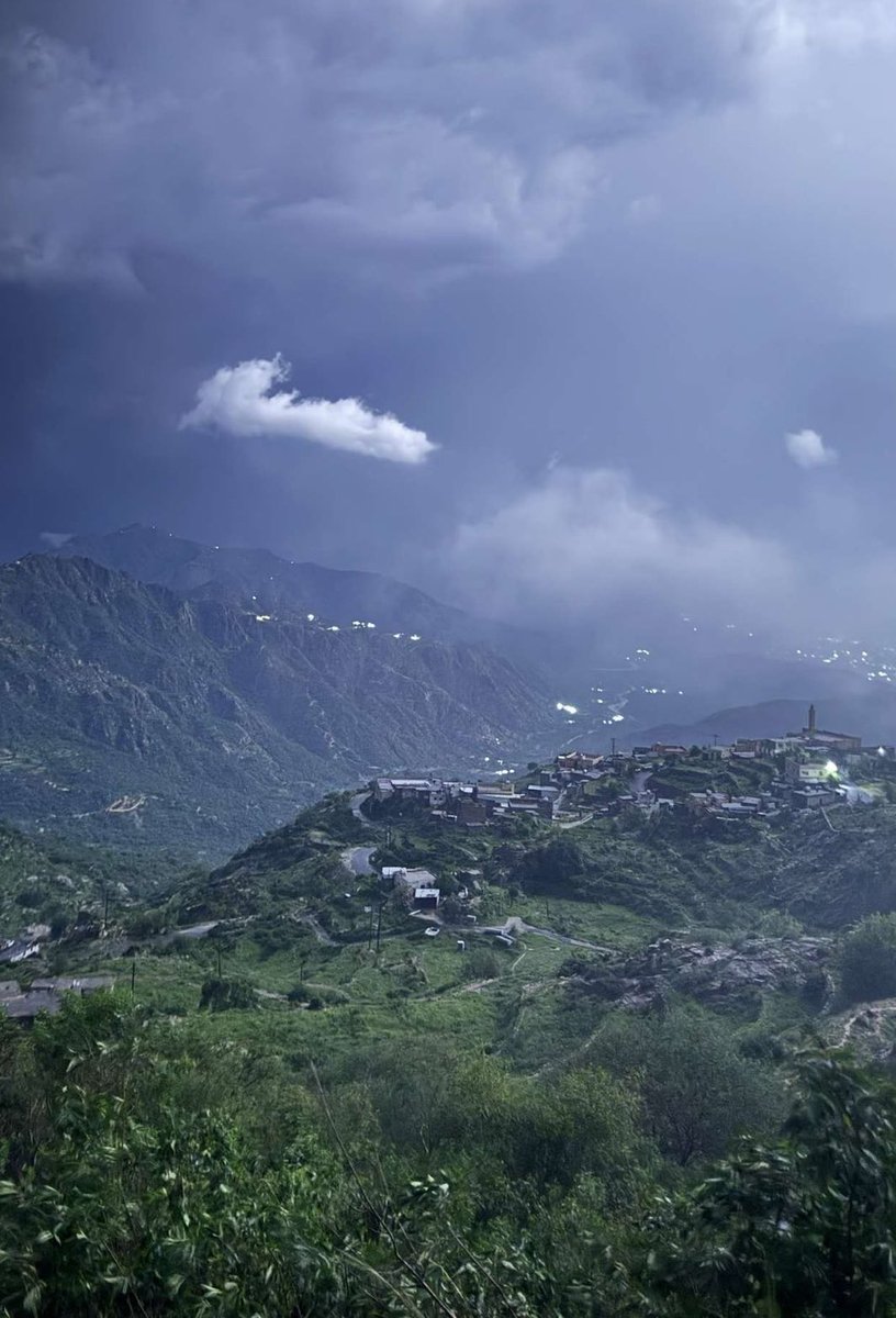 🚨🚨🚨- منظر ساحر 😍

البروق تحول الليل الى نهار وتشكل لوحة فاتنة في جبال جازان ..

<a href="/muni_md/">Muni🌦</a> 📷
#جازان_الان
