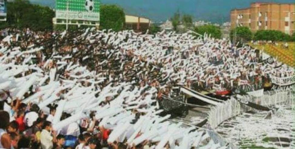 andresju1111's tweet image. Modo clásico, abro hilo con algunos de los mejores viajes de la hinchada del Once Caldas a Pereira, desde hace más de 20 años.
Nota: No puedes decir que "mandas en el eje", si solo viajaste en buen número dos veces a la ciudad de tu clásico 😉
C. Imágenes a quien corresponda.