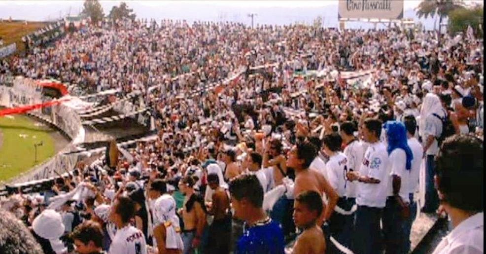 andresju1111's tweet image. Modo clásico, abro hilo con algunos de los mejores viajes de la hinchada del Once Caldas a Pereira, desde hace más de 20 años.
Nota: No puedes decir que "mandas en el eje", si solo viajaste en buen número dos veces a la ciudad de tu clásico 😉
C. Imágenes a quien corresponda.