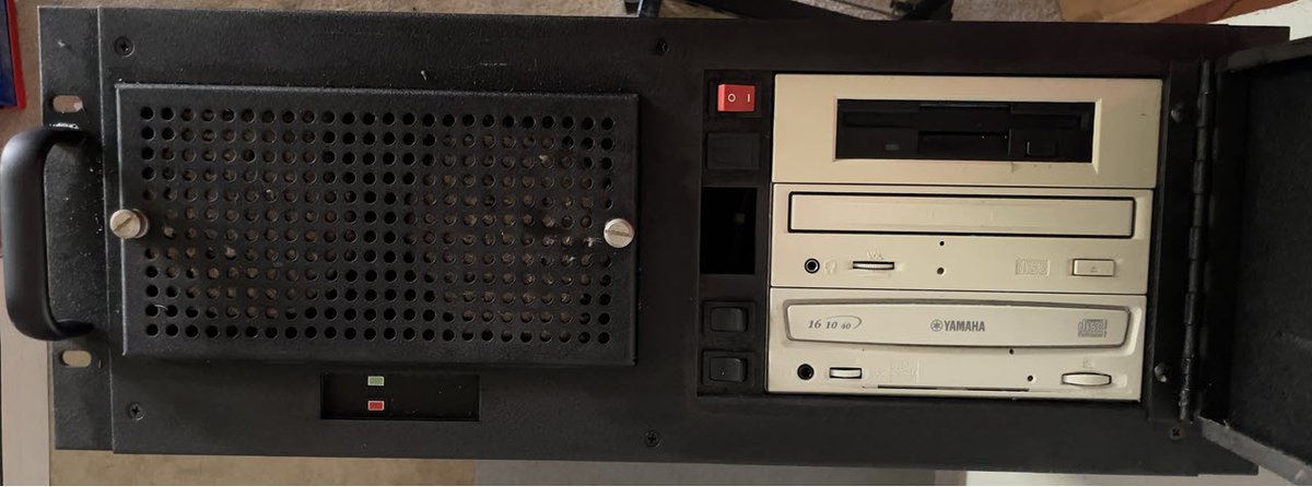 realDotNetDave's tweet image. This week, I&apos;m saying goodbye to one of the original web servers for Proflowers.com. I bought it when they upgraded their servers in the early 2000s. I named it &apos;The Black Hole&apos; because it kept losing files!
#GeekHistory @ProFlowers