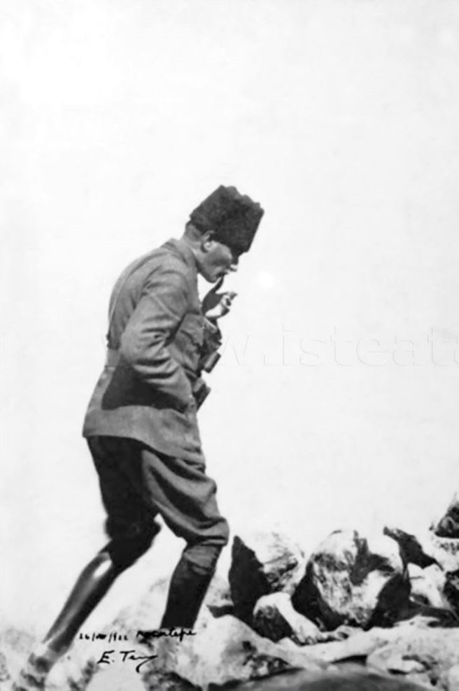 26 Ağustos günü, Büyük Taarruz'un başladığı sırada Atatürk'ün meşhur fotoğrafını çeken Etem Tem, o anları anlatıyor:

Şafakla beraber fırladım, makinelerimi aldım. Atıma binerek dörtnal Kocatepe'ye... Herkes tepenin üstünde gözle görünen kanlı çarpışmayı takip ediyordu.