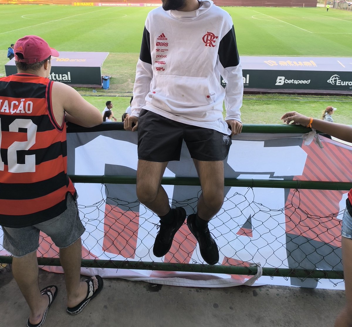 VitinMMA's tweet photo. Rapaziada devido ao frio farei esse thread com casacos disponíveis na minha lojinha que está em fase final de criação, todos os tamanhos das fotos estão pronta entrega com preço abaixo das lojas oficiais do Flamengo e são originais, lacrados e com etiquetas. https://t.co/s22XUbRvxF