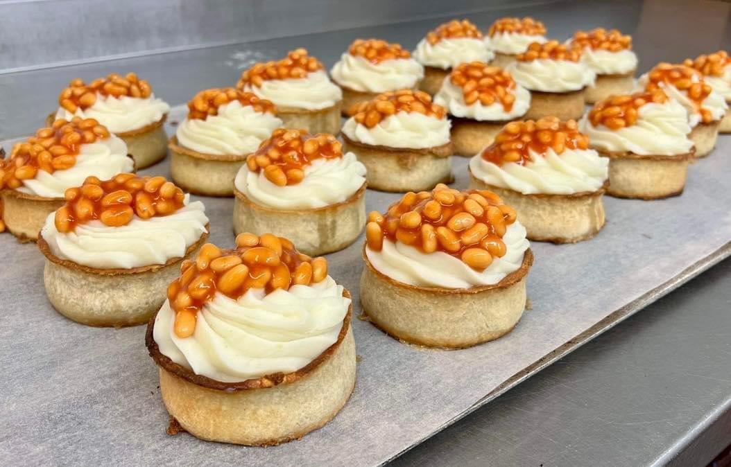 74frankfurt's tweet photo. Scottish Cuisine: Mashed potato and bean pies. https://t.co/pWXPSsrX9E