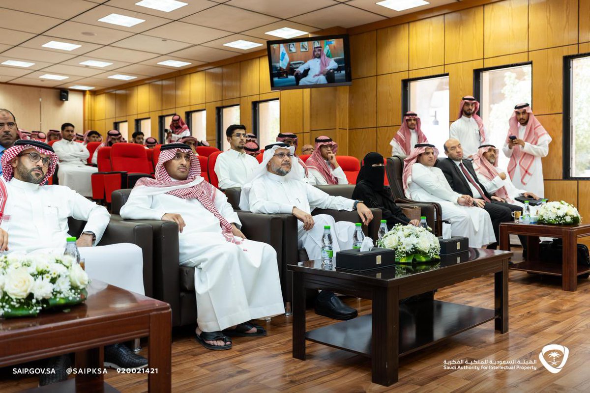 aalswailem's tweet photo. مع بدء أولى برامج الدبلوم العالي للملكية الفكرية بالتعاون مع جامعة الملك سعود؛ التقيت اليوم بالدفعة الأولى، وهدفنا تمكينهم في هذا البرنامج الذي سيعزز بإذن الله من المهارات والخبرات في مجالات #الملكية_الفكرية. https://t.co/lOpk9LwI00