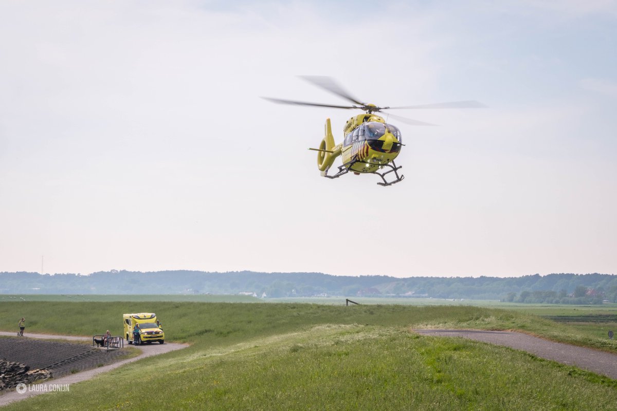 Inzet van ambulancehelikopter #Medic01 op de dijk eerder dit jaar. #Terschelling 🚁