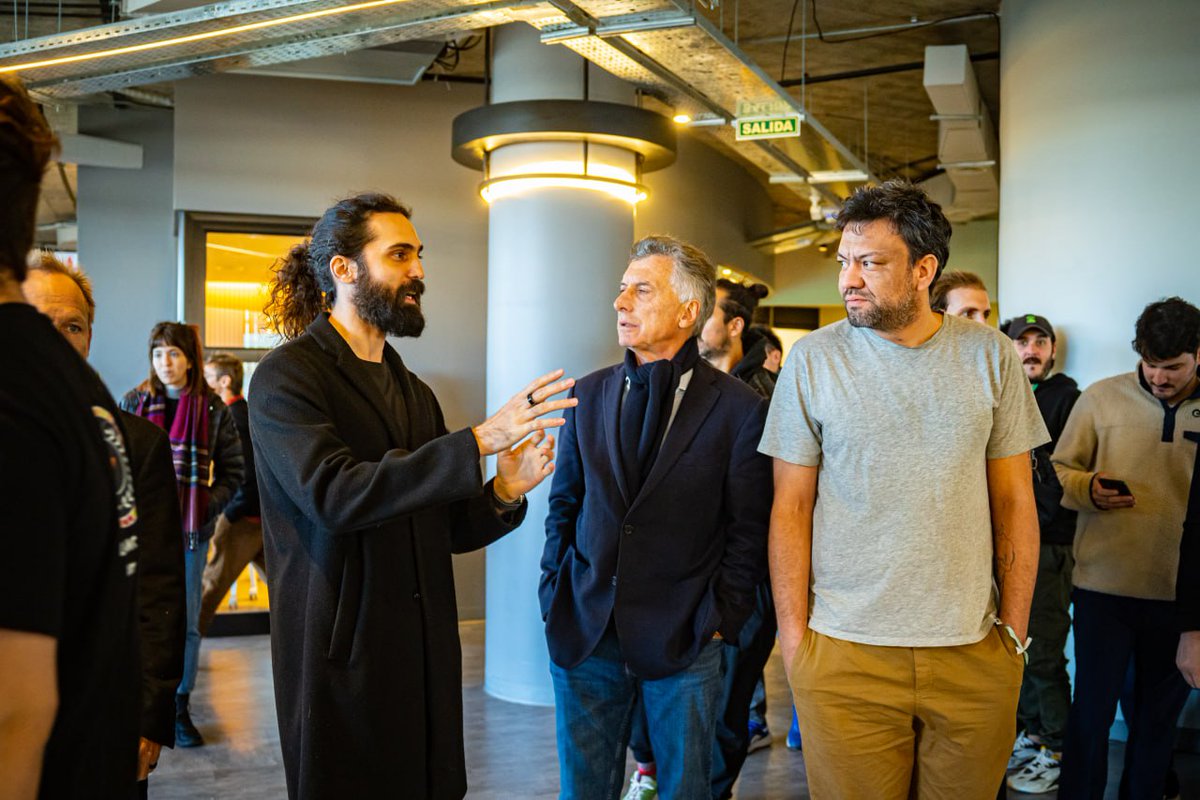 crecimientoar's tweet photo. El pasado viernes recibimos al ex presidente Mauricio Macri en Aleph. 🌞

Durante su visita, Mauricio conversó con las startups presentes y vio en primera persona el ecosistema emprendedor de blockchain en Argentina. 

Agradecemos a @mauriciomacri y a su equipo por su tiempo y disposición.  Es fundamental que figuras políticas conozcan las innovaciones que están construyéndose en Aleph y apoyen estos esfuerzos para un futuro más próspero.
