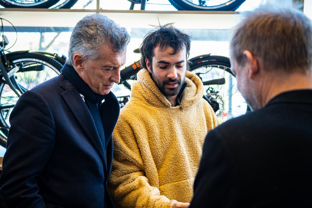crecimientoar's tweet photo. El pasado viernes recibimos al ex presidente Mauricio Macri en Aleph. 🌞

Durante su visita, Mauricio conversó con las startups presentes y vio en primera persona el ecosistema emprendedor de blockchain en Argentina. 

Agradecemos a @mauriciomacri y a su equipo por su tiempo y disposición.  Es fundamental que figuras políticas conozcan las innovaciones que están construyéndose en Aleph y apoyen estos esfuerzos para un futuro más próspero.