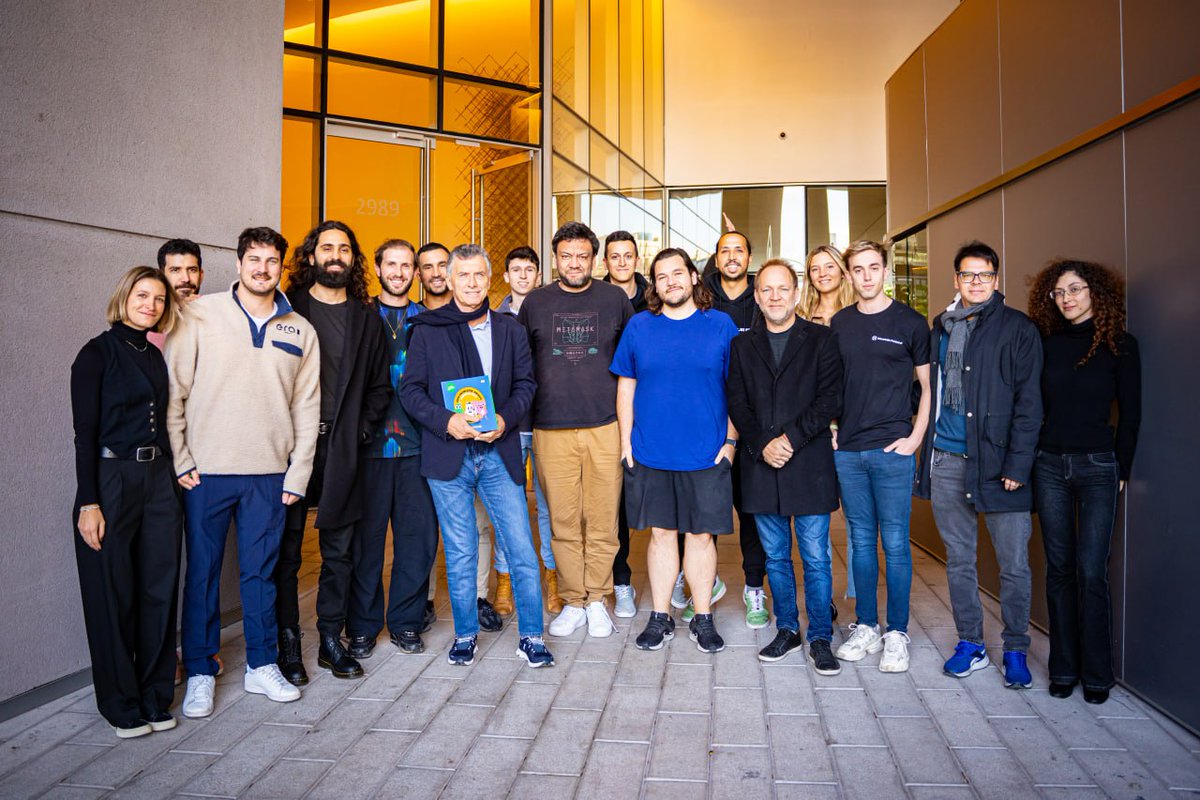 crecimientoar's tweet photo. El pasado viernes recibimos al ex presidente Mauricio Macri en Aleph. 🌞

Durante su visita, Mauricio conversó con las startups presentes y vio en primera persona el ecosistema emprendedor de blockchain en Argentina. 

Agradecemos a @mauriciomacri y a su equipo por su tiempo y disposición.  Es fundamental que figuras políticas conozcan las innovaciones que están construyéndose en Aleph y apoyen estos esfuerzos para un futuro más próspero.