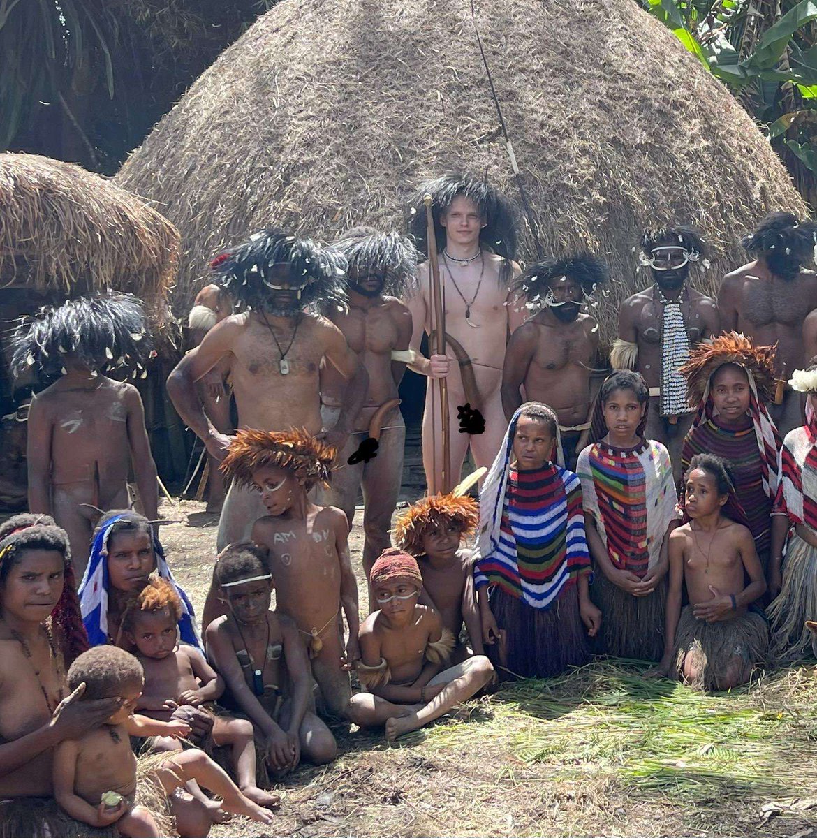 IDK07243373's tweet photo. @CSGOEmpire When Monarch visited the tribe. https://t.co/R3z7crypVa