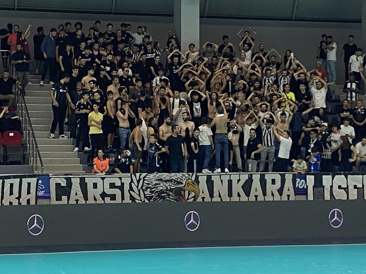 Hentbol Erkekler Süper Kupa'da rakibi Spor Toto Spor Kulübü’nü 39-32 yenen Beşiktaş kupaya uzandı. Galiba bu taraftar bunu hak ediyor !