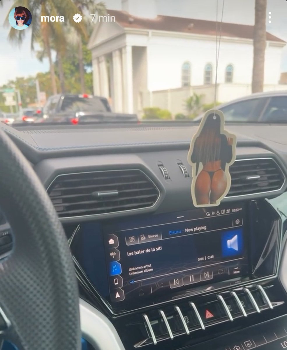 soyclubi's tweet photo. Mora tiene dentro del coche una foto del culo de su novia, si es más cabra revienta 🐐🐐🐐 https://t.co/O7unChNV9J