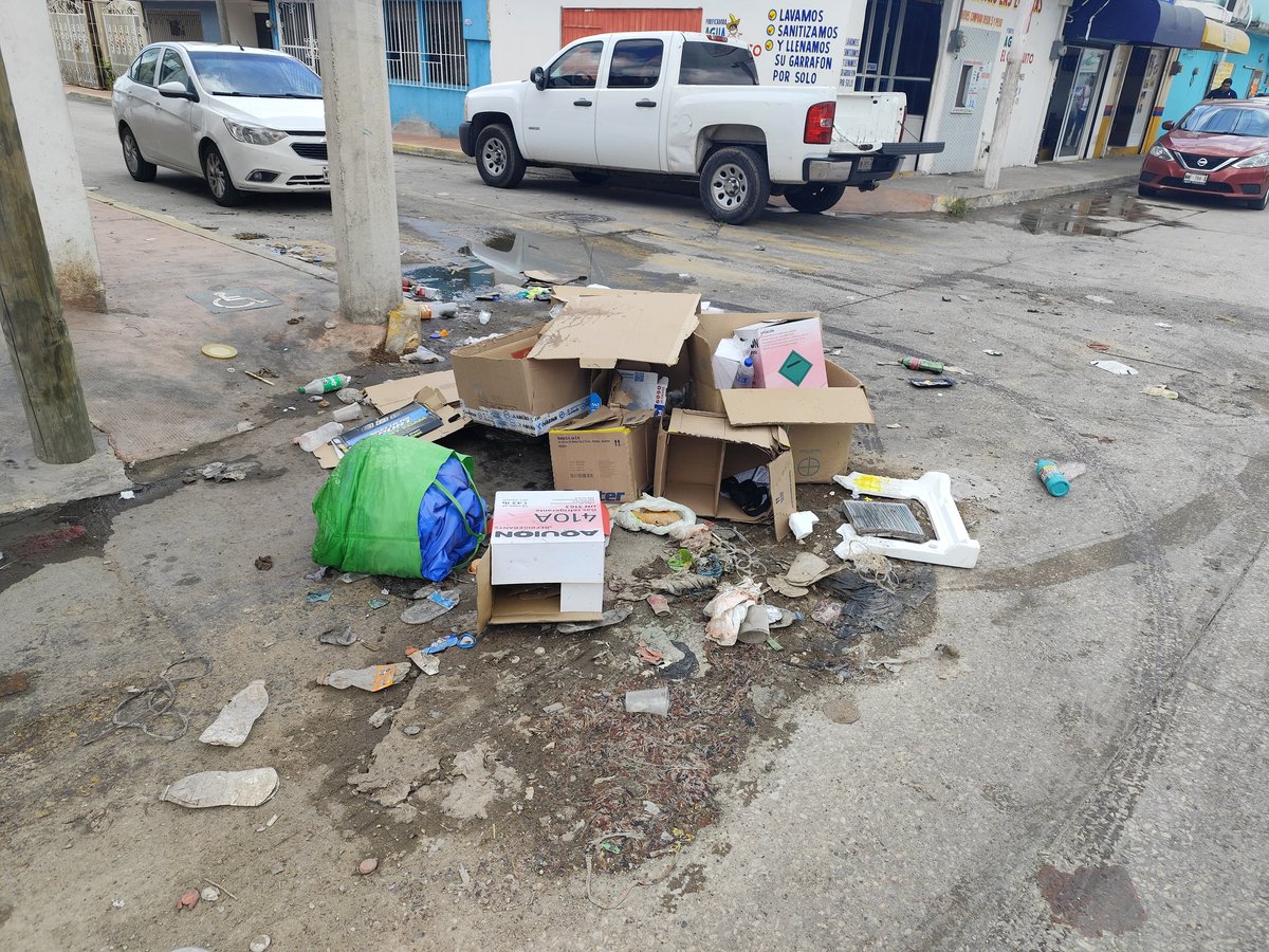 rlanderot's tweet photo. Es un problema que los vecinos cercanos a la calle Tlapacoya dejan su basura fuera de horario cuando el camión ya pasó. Puede provocar una mala convivencia entre los mismos. Necesitamos una campaña de concientización @GobCentro @TabascoHOY @XEVATabasco @xevtfm @DiarioPresente https://t.co/DDQuTQoDJl