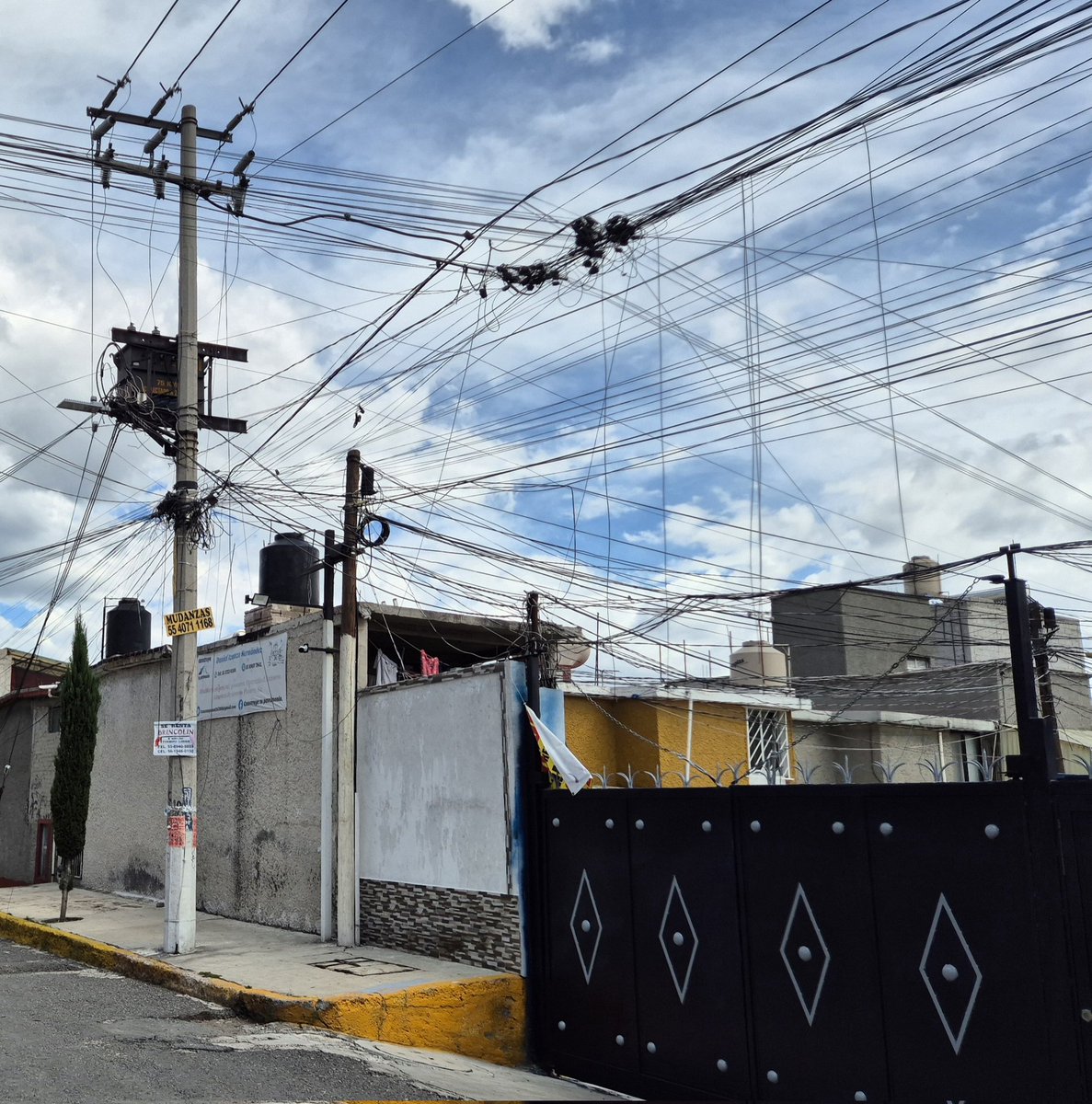 shokerman69's tweet photo. Asi trabaja toda la gente de @totalplaymx y @RicardoBSalinas vienen a hacer sus "reparaciones" y solo hacen un cortadero de fibra a lo wey dejando cables colgando por todos lados y como tendederos que llegan al piso en otros, 2 semanas dando largas por DM e ignorando @Profeco https://t.co/Tpyh30GVJn