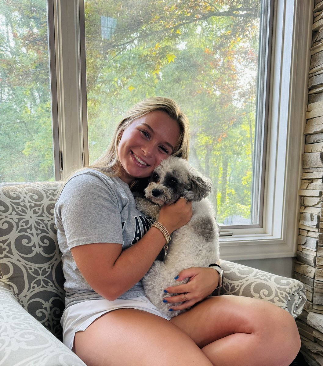 SAUBeesSoftball's tweet photo. Happy National 🐶 Day from the 🐝 and their furry friends! 

#SAUSoftball https://t.co/GyujfPoWim