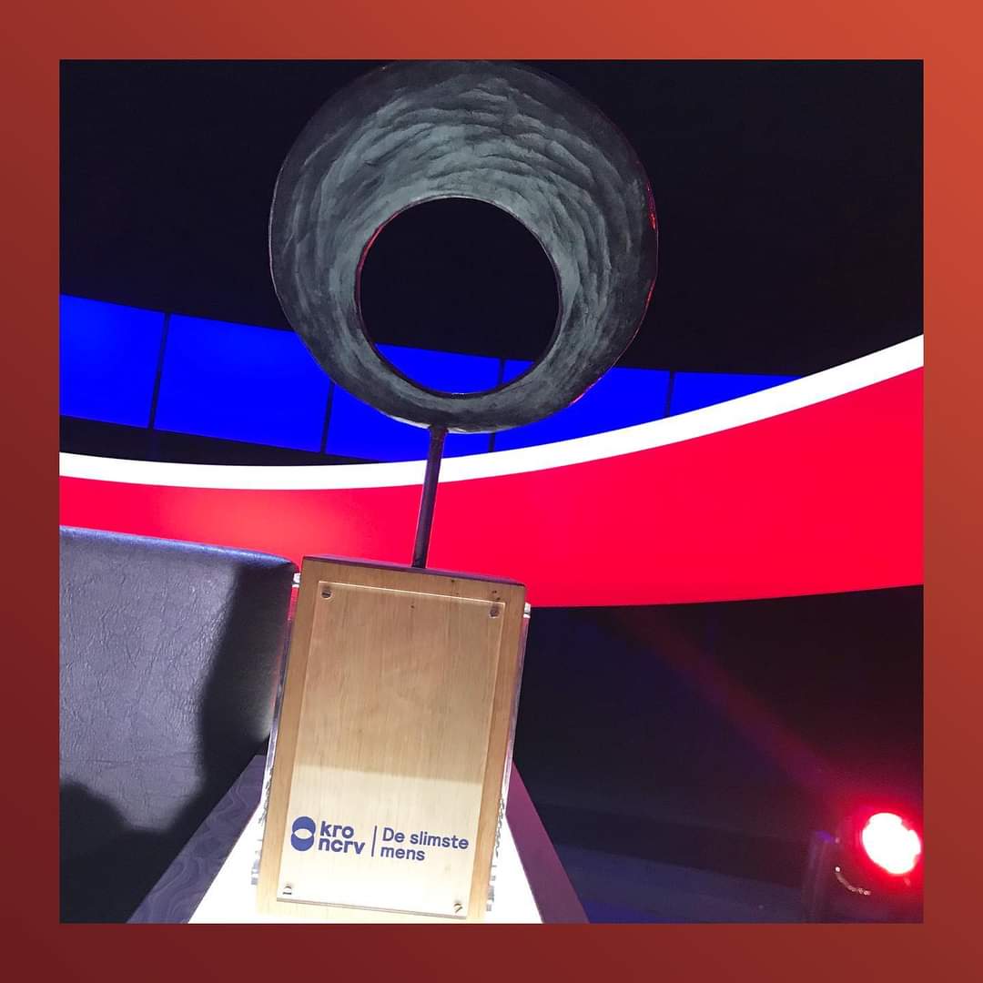 🚨🚨🚨 De FINALEWEEK is zojuist begonnen! 🚨🚨🚨

Je ziet het NU op @npo1!

Wie zal deze exclusieve, schitterende wisseltrofee in ontvangst mogen nemen a.s. vrijdag van Joes Brauers? 🧐🧐 #deslimstemens #deslimste #slimstemens