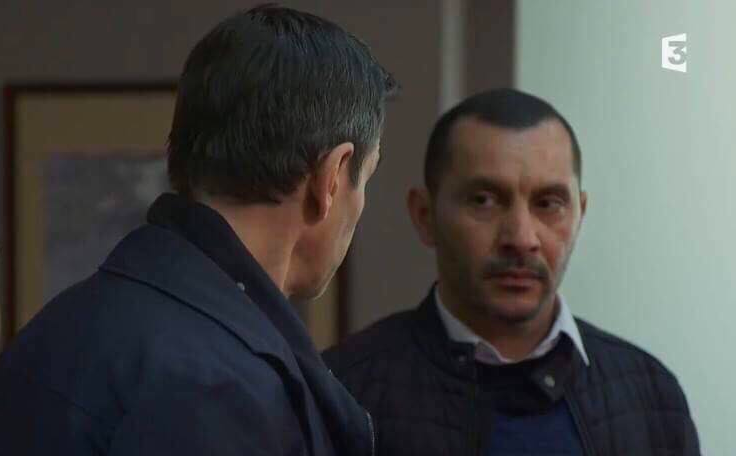 PBLVTF1's tweet photo. ⁉️L'avez-vous remarqué? ❓

Retour ce lundi (dans l'épisode 155) de Karim Sebahi, qui a joué Boukrane de 2005 à 2022 dans #PBLV !

Il avait pris sa retraite au commissariat en 2022.

Aujourd'hui: videur du cercle de jeux. 

On peut aisément imaginer que ce soit le même personnage https://t.co/eOqDEAhGvX