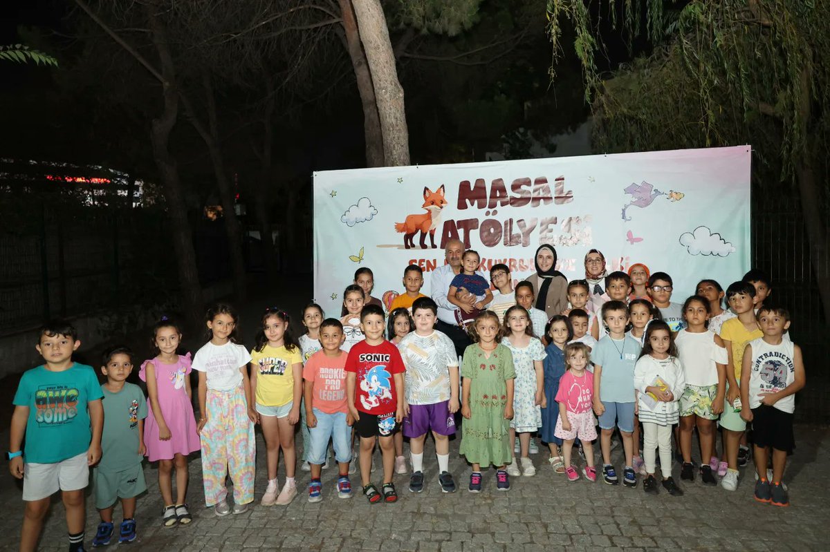 zinnurbuyukgoz's tweet photo. Masallar uyutmak için değil uyandırmak için anlatılır aslında...
Çocuklar, masallar vesilesiyle toplumsal değerlerle tanışır; iyiyi, kötüyü, doğruyu ve yanlışı öğrenir.
Bu tanışma zaman içerisinde tekrarlanarak tutum ve davranışa dönüşür.

Bu akşam, 
sevgili çocuklarımız
ve kıymetli aileleriyle,
Tarihi Su Dolabı'nda,
Masal Atölyemizin ilk programını,
gerçekleştirdik.

Çocuklarımızla birlikte 
kültürümüze ve manevi değerlerimize ev sahipliği yapan masallar diyarına yolculuk ettik.

Katılım gösteren tüm hemşehrilerime teşekkür ediyor; kıymetli yavrularımızın gözlerinden öpüyorum.