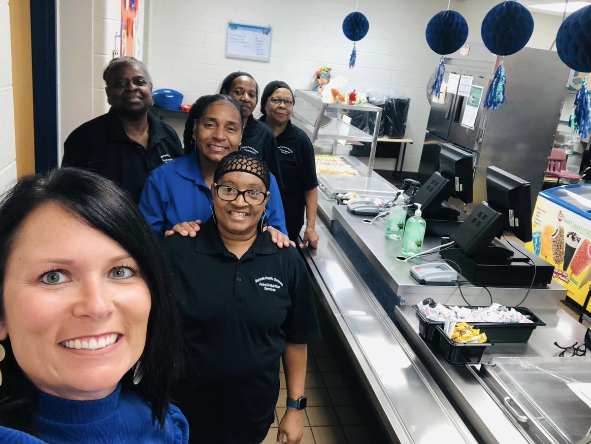AngelaHowell00's tweet photo. Today was one of those days that warms your heart. It was a great first day at SPS. #SPSCreatesAchievers #TeamSuffolk @CfcmsHawks @NSESDolphins @CESg8trs https://t.co/L8r9ZilVZQ