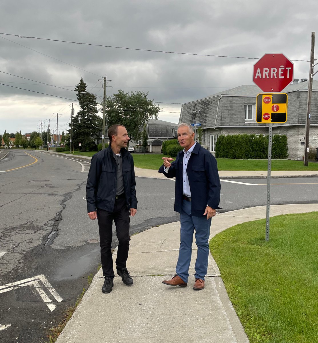 AlexandreDesbi9's tweet photo. UN TRAVAIL D'ÉQUIPE !
En politique,  les dossiers prennent du temps, malgré qu'on travaille fort pour les régler. Je suis donc fier de pouvoir vous annoncer l'installation d'un arrêt stop au coin St-Amant et de Boucherville, une réalisation partagée avec mes prédécesseurs ! https://t.co/mMkhBIpHH5
