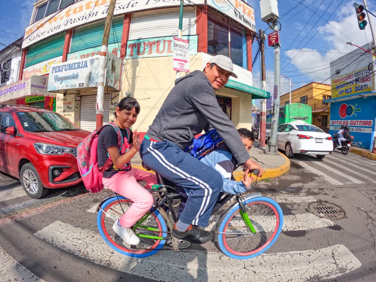 bitlamx's tweet photo. Regreso clases 🏫 en 2 ruedas 🚲

Como much@s en nuestra niñez este día en #Tláhuac l@s niñ@s regresaron a la escuela en #bicicleta disfrutando del camino, de la compañía y del aire libre.

 #BiciTláhuac #Bitla #CiclistadeBarrio #BitlaMX #MovilidadTláhuac #PuebloBicicletero https://t.co/S5YZyUpTjJ