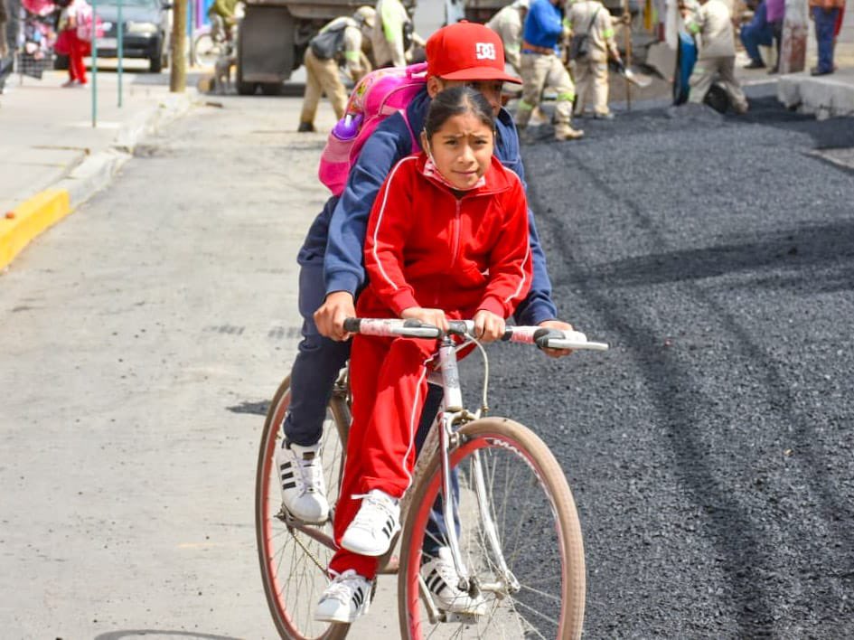 bitlamx's tweet photo. Regreso clases 🏫 en 2 ruedas 🚲

Como much@s en nuestra niñez este día en #Tláhuac l@s niñ@s regresaron a la escuela en #bicicleta disfrutando del camino, de la compañía y del aire libre.

 #BiciTláhuac #Bitla #CiclistadeBarrio #BitlaMX #MovilidadTláhuac #PuebloBicicletero https://t.co/S5YZyUpTjJ