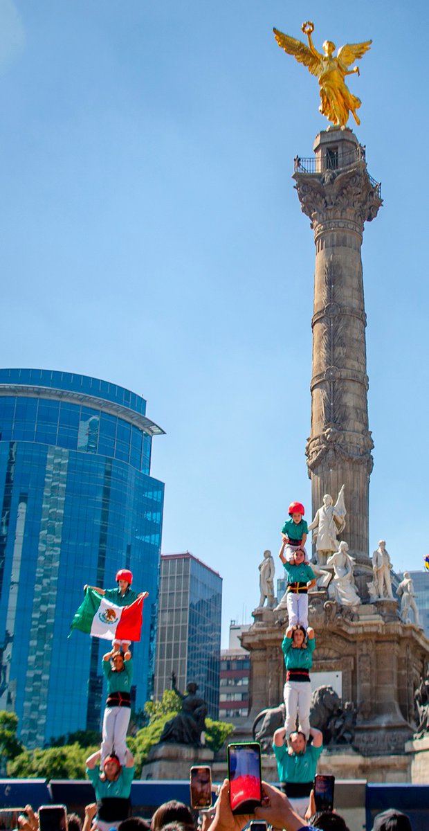 Catalunya_MX's tweet photo. 🙌Inauguración de la nueva Exposición Fotográfica sobre los momentos más emocionantes de la visita de los 'Castellers de Vilafranca' @Verds a México🇲🇽

📸Las mejores imágenes de una visita histórica

📣Revive las torres humanas el 5 sept. a las 12h45 frente a Reforma 222 https://t.co/63s3ekiuAx