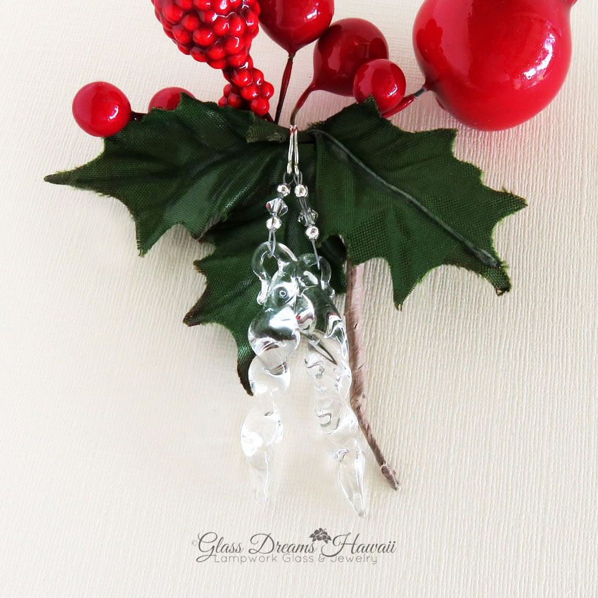 GlassHawaii's tweet image. glassdreamshawaii.etsy.com/listing/554023… Sparkling Glass Icicle Dangle Earrings #handmadelampwork #boroglass #sterlingsilver #festiveearrings #giftideas