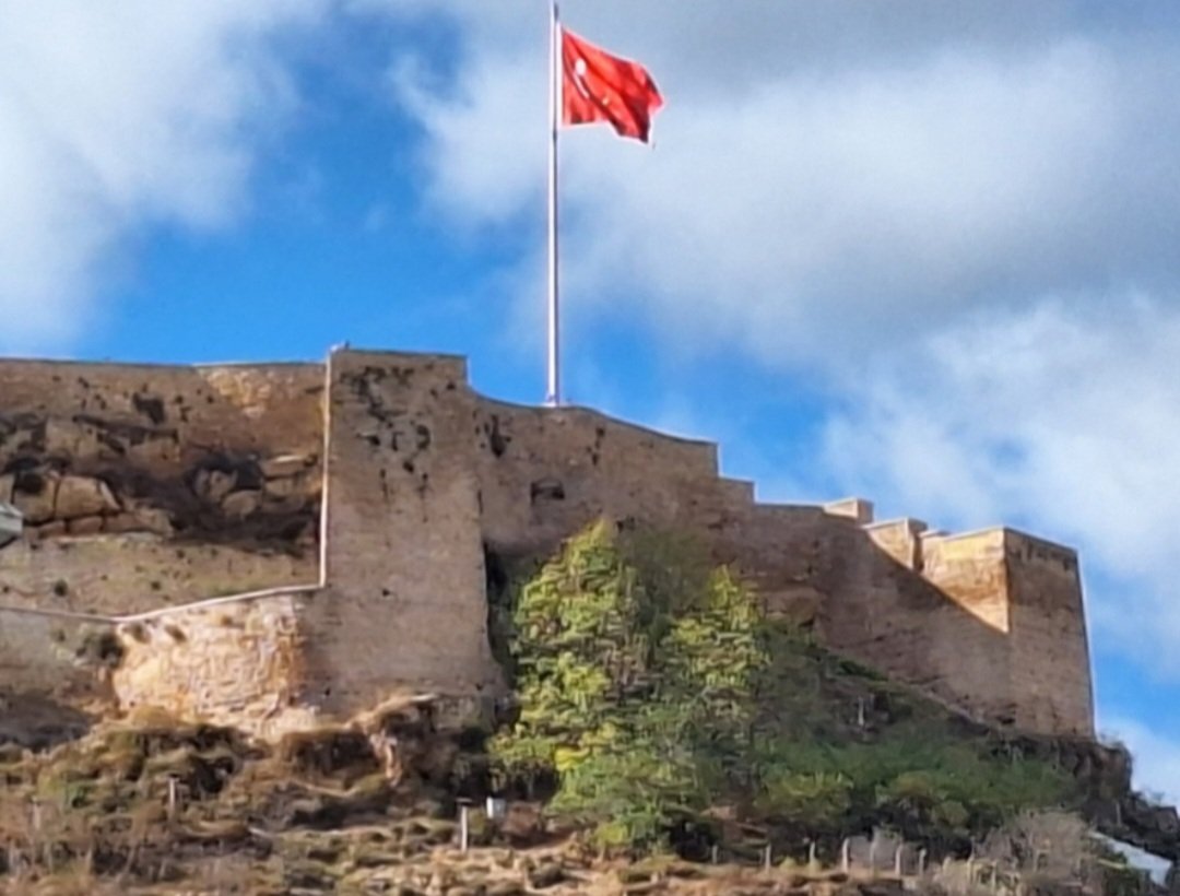 Malazgirt  953
Büyük Taarruz 102

Türkiye'm, anayurdum, sebebim, çarem...
Taşına toprağına vurgunlugum bundandır...
                 Yavuz Bülent Bakiler 

Bu toprakları vatan yapanları minnetle anıyoruz. Müteşekkiriz.