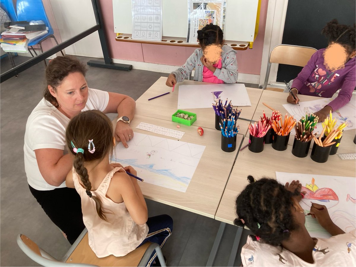 Stage de réussite à Renoir, 5 futurs élèves de CP retrouvent leurs outils et reprennent le chemin de l’école ce matin dans une atmosphère rassurante et joyeuse ! ⁦<a href="/Circo_pre16/">CPré16</a>⁩ ⁦<a href="/dsden16/">Dasen16</a>⁩