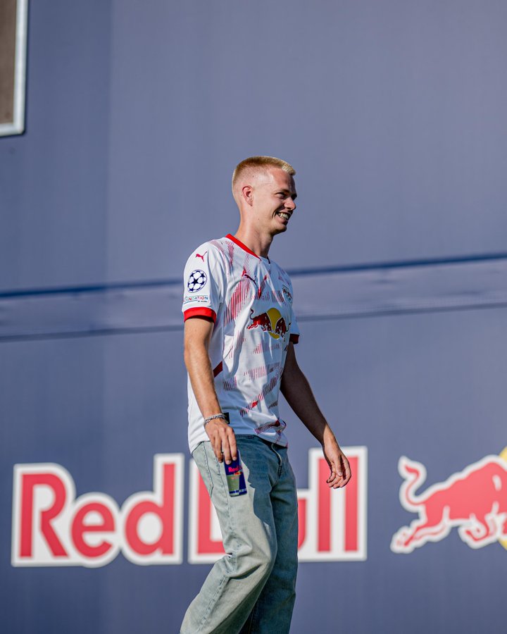 RBLeipzig_EN's tweet photo. Our new #18 👏
#Vermeeren on this change 🗣️
"From now on I am a Red Bull and very happy about my move to RB Leipzig - to a club that has managed to become one of the top clubs in the UEFA Champions League and the Bundesliga in a very short space of time."
#WelcomeToLeipzig #YouCanDoAnything