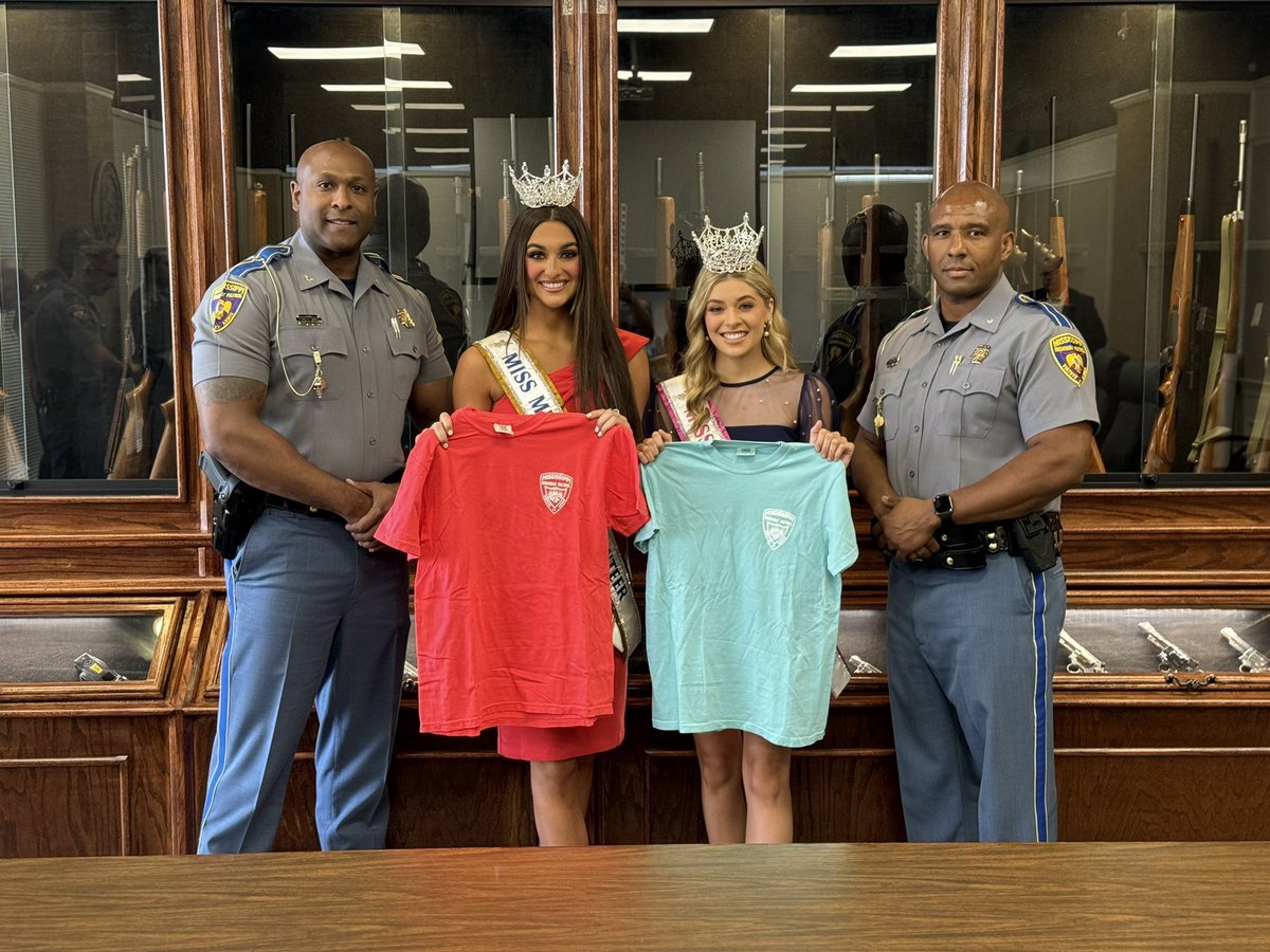 MSHwyPatrol's tweet photo. MHP Administration and the Public Affairs Division met with Miss MS Volunteer and Miss MS Teen Volunteer this morning at MHP HQ.  We look forward to continuing our DRIVE Campaign through our partnership this school year.
#DRIVE #CourtesyServiceSafety
#MissMSVolunteer https://t.co/5k6z4BZqgr