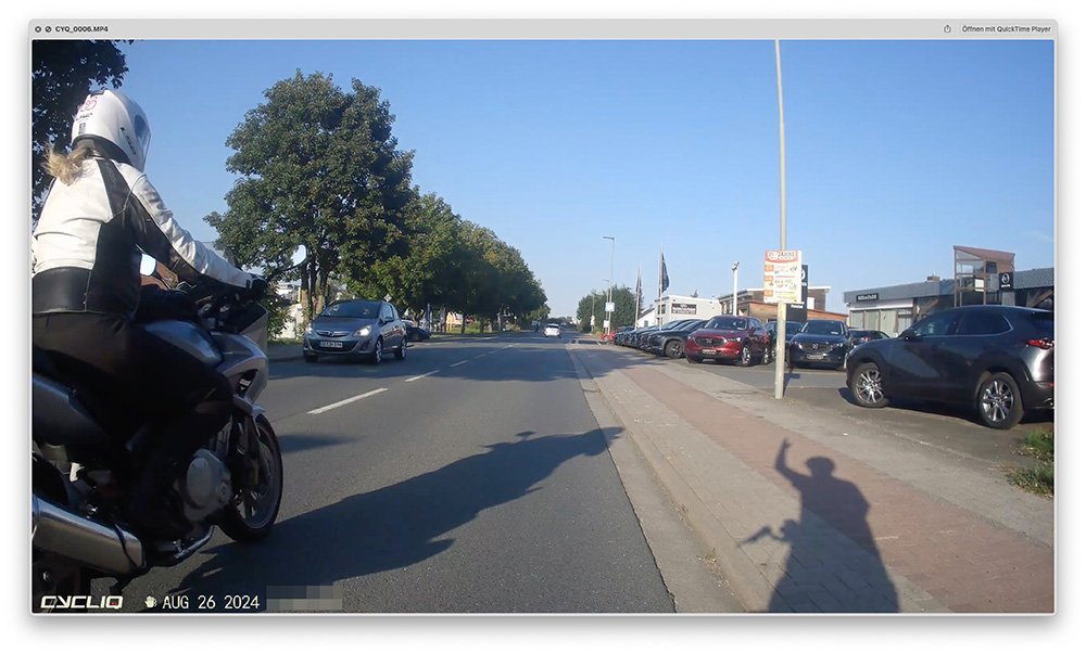 Ekki161's tweet photo. #motorisiertegewalt
Wie kann man als Frau so 'bekloppt' fahren - sich selbst in Gefahr bringen, wild hupen und mit zu wenig Abstand den #scheissradfaher überholen , um ihn auf den 'Radweg' zu verweisen?
Nein, liebe Kradfahrerin: Dort ist kein #Radweg sondern ein #Gehweg
#StVO https://t.co/WEg6BmZ7po