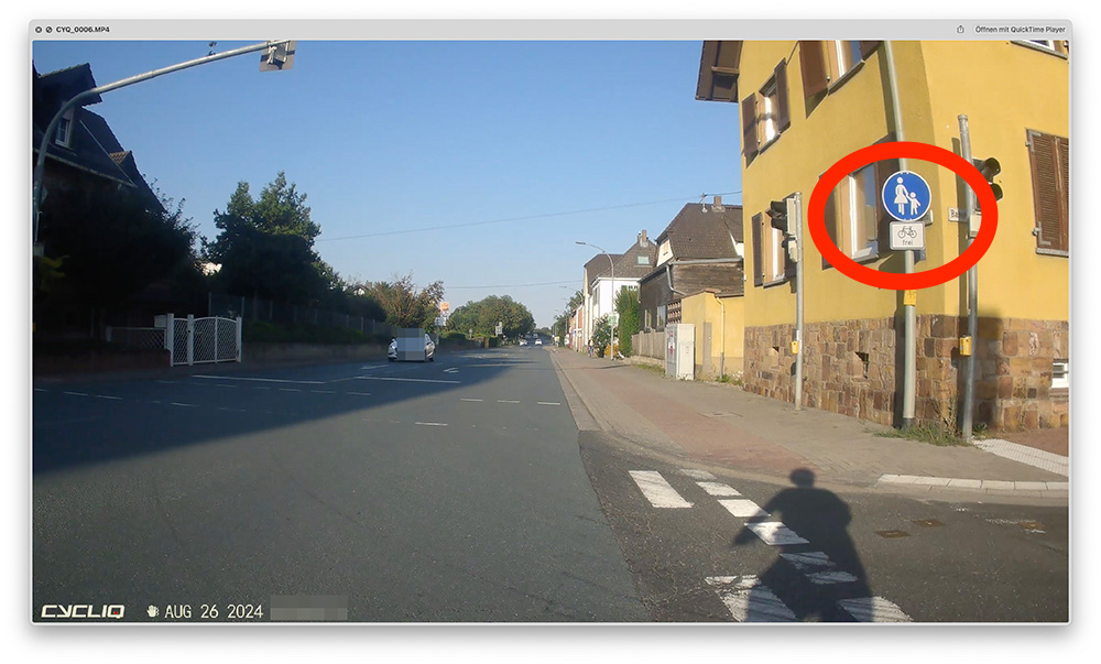 Ekki161's tweet photo. #motorisiertegewalt
Wie kann man als Frau so 'bekloppt' fahren - sich selbst in Gefahr bringen, wild hupen und mit zu wenig Abstand den #scheissradfaher überholen , um ihn auf den 'Radweg' zu verweisen?
Nein, liebe Kradfahrerin: Dort ist kein #Radweg sondern ein #Gehweg
#StVO https://t.co/WEg6BmZ7po