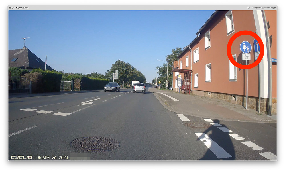 Ekki161's tweet photo. #motorisiertegewalt
Wie kann man als Frau so 'bekloppt' fahren - sich selbst in Gefahr bringen, wild hupen und mit zu wenig Abstand den #scheissradfaher überholen , um ihn auf den 'Radweg' zu verweisen?
Nein, liebe Kradfahrerin: Dort ist kein #Radweg sondern ein #Gehweg
#StVO https://t.co/WEg6BmZ7po