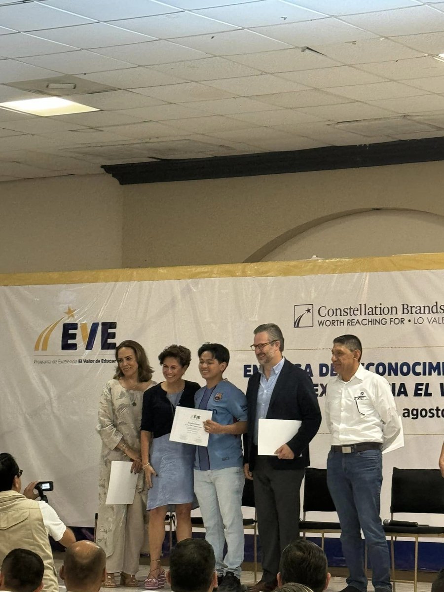 UTnortecoahuila's tweet photo. Con todo el reconocimiento por la dedicación y el esfuerzo dedicado a sus estudios, un total de 94 alumnos de la UTNC fueron distinguidos con el apoyo de la Beca El Valor de Educar que otorga la empresa Constellations Brands a través de su Programa de Excelencia. https://t.co/c6GusUCadq