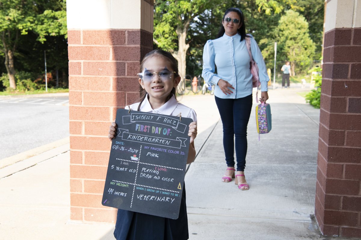 MCPS's tweet image. The first day of school was awesome 👏😁

Relive the excitement of #MCPSFirstDay by checking out our photo gallery: mcpsmd.info/3AxYZdp.

#MCPSforward
